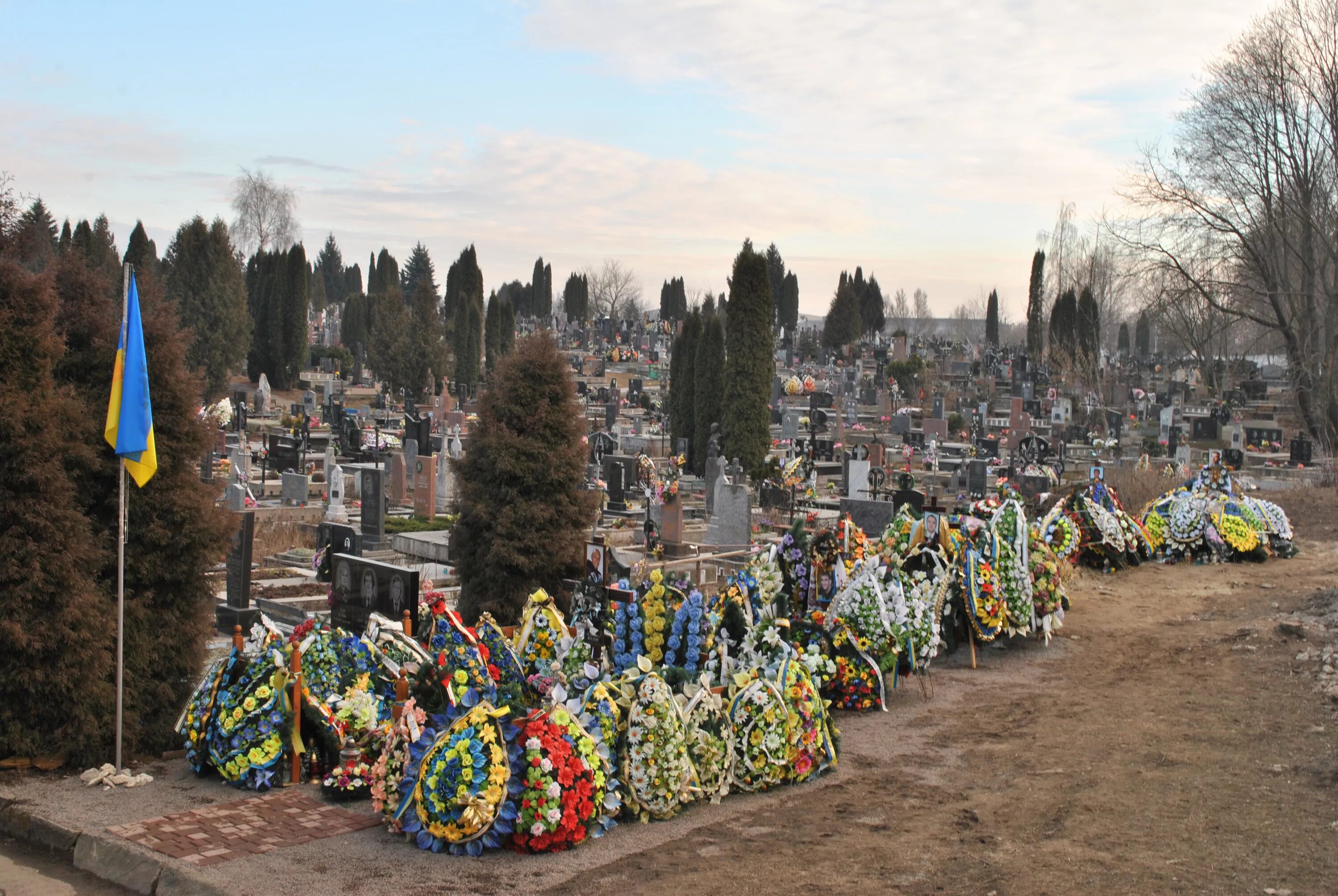 Украинские кладбища. Кладбища Украины. Детское кладбище на Украине. Кладбища в Украине сейчас.
