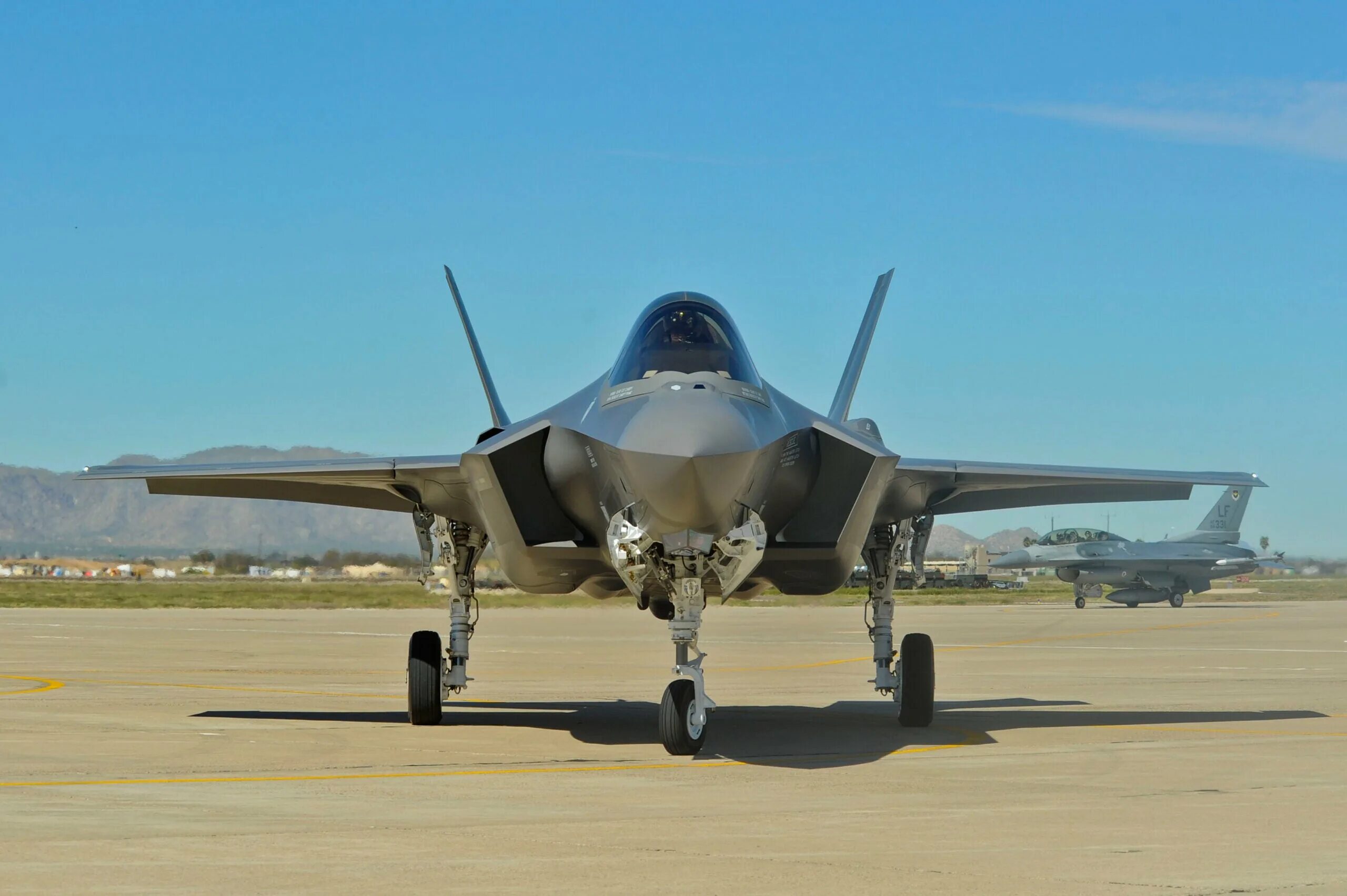 Сколько f35. F 35 истребитель. f 35 lightning 2. f 35 raptor. f35 fighter jet.