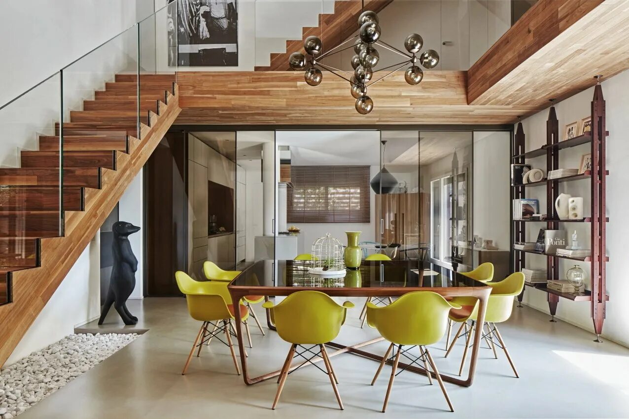Интерьер кухни в частном доме. Частные дома интерьер внутри. Дом маэстро хонка. Современный интерьер в частном доме. Современные лестницы.