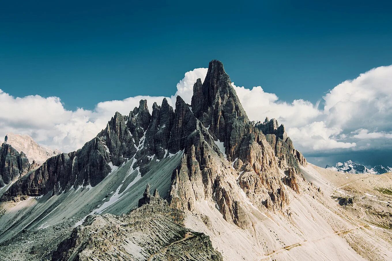 Mountain ancient mountain. Складчатые горы Альпы. Молодые горы. Молодые высокие горы. В горах.