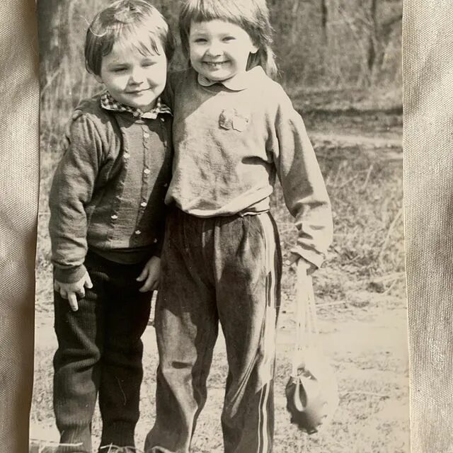 дружище с детства. друг детства. во дворе с друзьями дети. фото друге детства. фото друге детства.