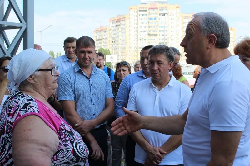 Парк свободы в Юбилейном Саратов. Сельхоз рынок в Юбилейном Саратов перекрыли дорогу. Корсачка Саратов Юбилейный. Поселок Юбилейный корсачка полиция.