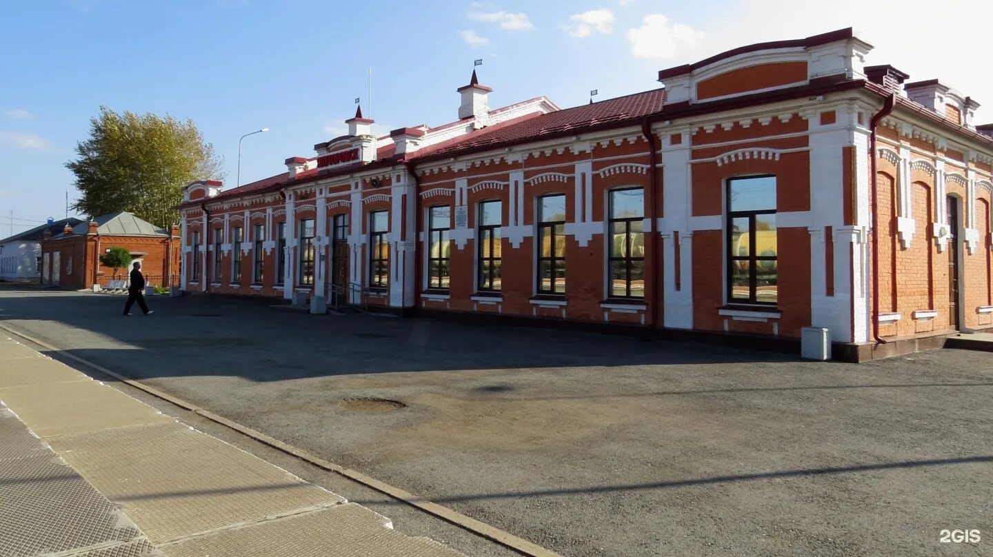 Вокзал челябинск жд челябинск электричка. Перрон новосибирского жд вокзала. Станция татарская новосибирская область вокзал. Ржд вокзал челябинск. Омск жд вокзал пути.