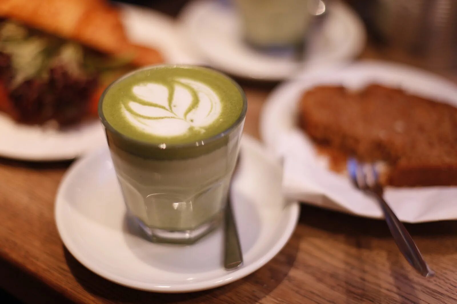 Что такое матча латте. Сырный matcha latte. матча латте. матча латте тануки. матча латте в прозрачном стакане.