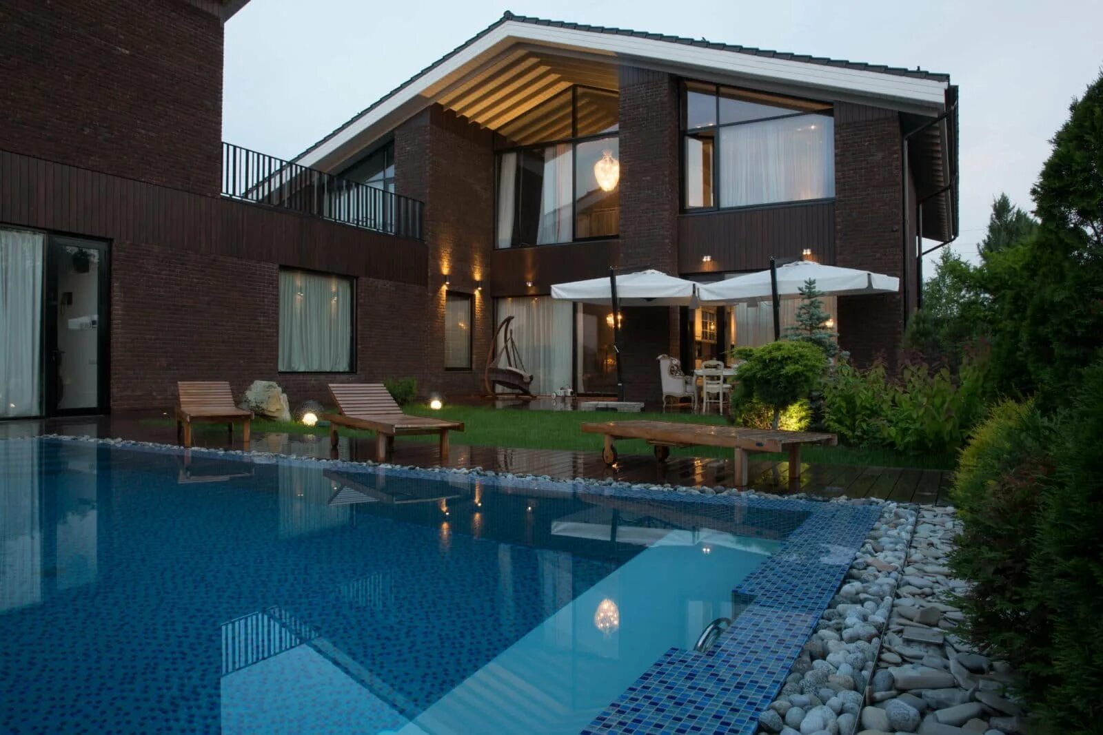 Вилла в горах с бассейном. Дома с бассейном циан. Дом с бассейном. Дом с бассейном. Шикарная дача с бассейном.