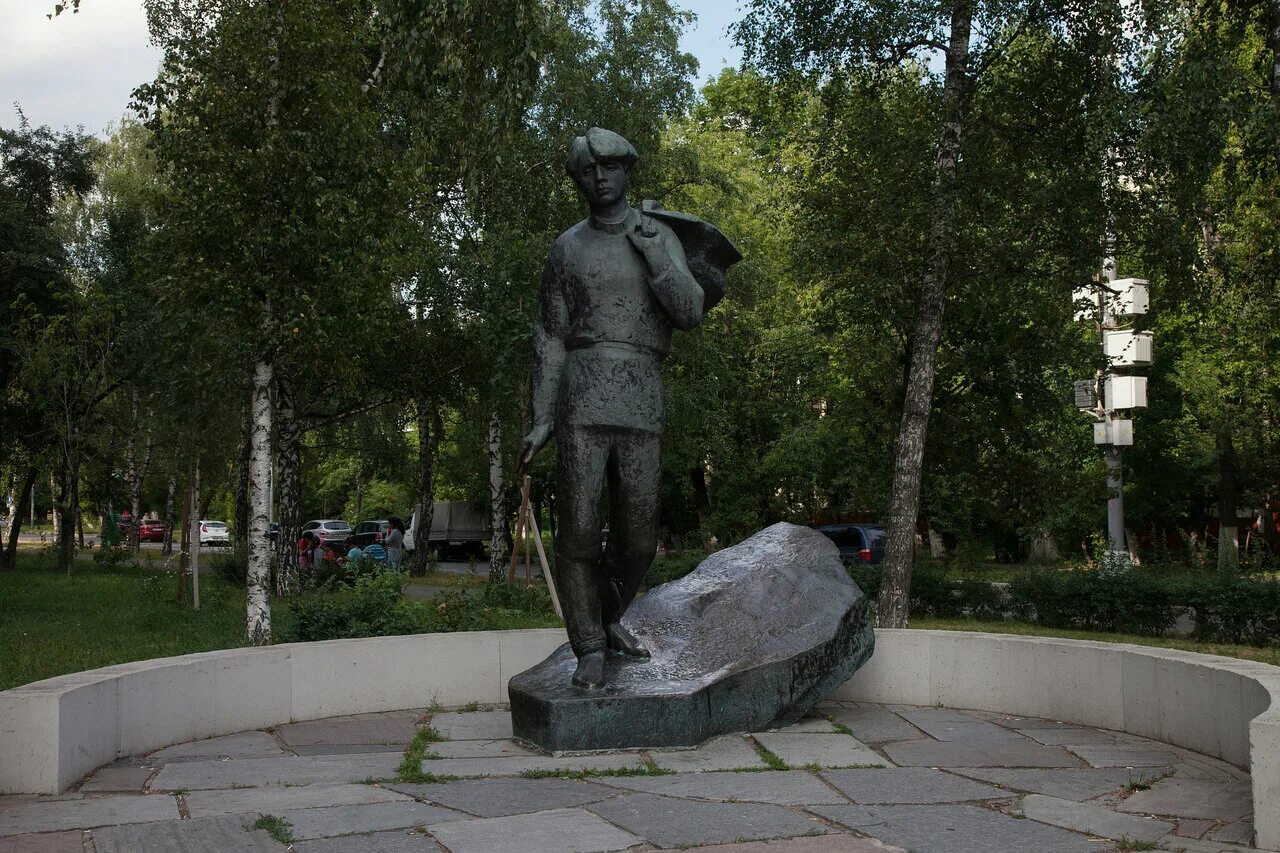 Памятник сергею есенину скульптор цигаль. Памятник есенину в москве на есенинском бульваре. Описание памятника есенину. Памятники на есенинском бульваре. Памятник сергею есенину скульптор цигаль.