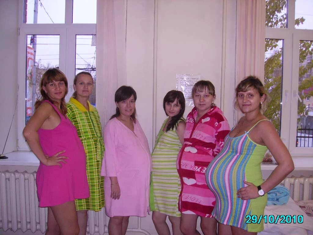 Какую одежду на роды. Одежда в роддом. Одежда для беременных в роддом. Платье в роддом. Платье для беременных на выписку из роддома.
