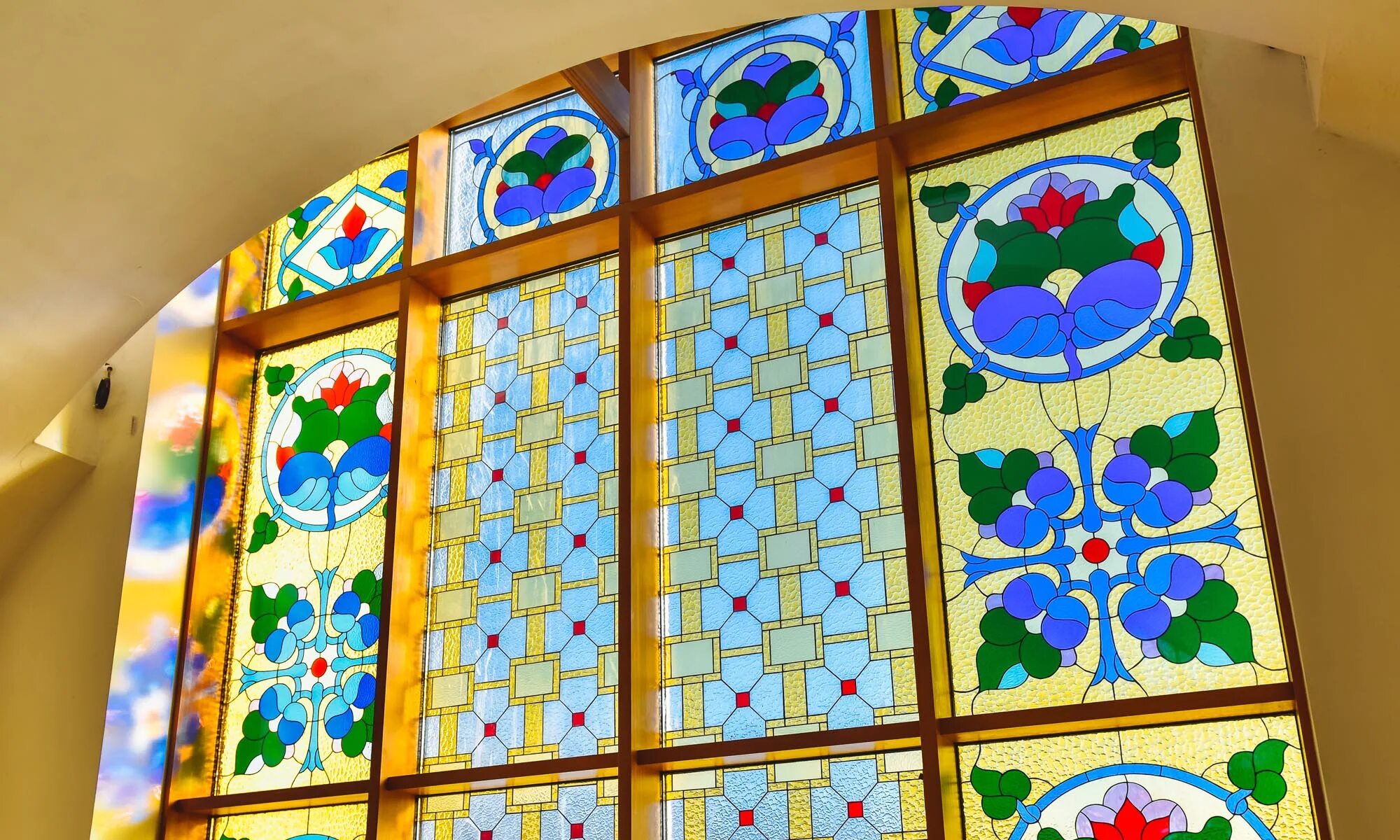 витражи монастыря чертозы. витражи артбис. эгидия витражи дюрер. витраж название. эпоха возрождения интерьер полихромные витражи.