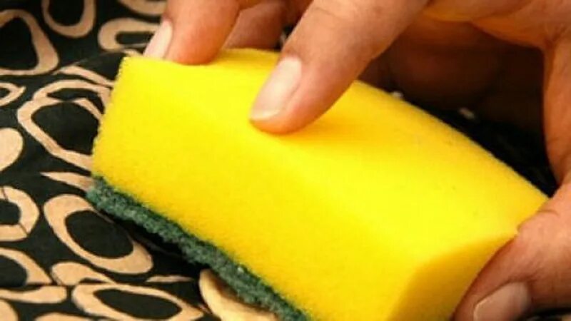 Следы от воска. Пятно от воска на одежде. Воск для одежды. Как отстирать парафин с одежды. Воск на ткани.