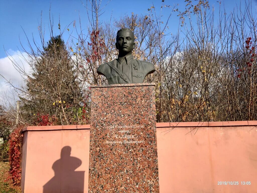 Знаменитые люди старого оскола. Памятник угарова старый оскол. Известные люди старого оскола. Знаменитости старого оскола. Памятник угарова старый оскол.