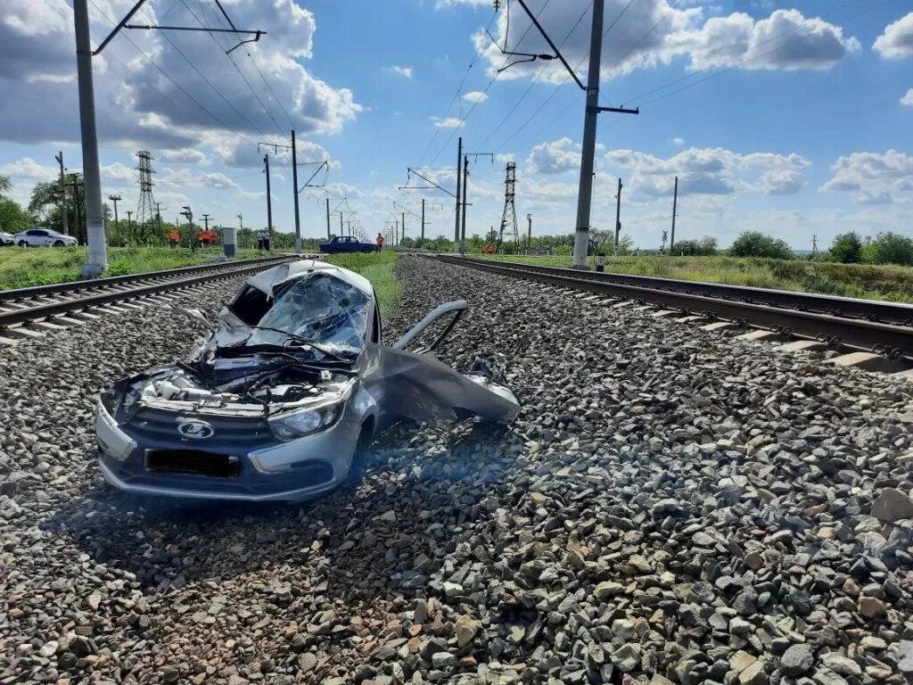 Авария на Железнодорожном переезде. Дорожно-транспортные происшествия на железнодорожных переездах. Автомобиль на переезде.