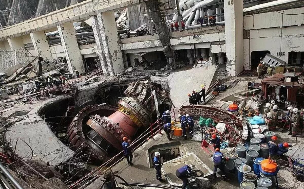 2009 авария на саяно-шушенской гэс 17. Пожар в квартире многоэтажном доме. Крушение поезда невский экспресс 2009. Сгоревшее здание. В сша упал самолет на жилой дом.