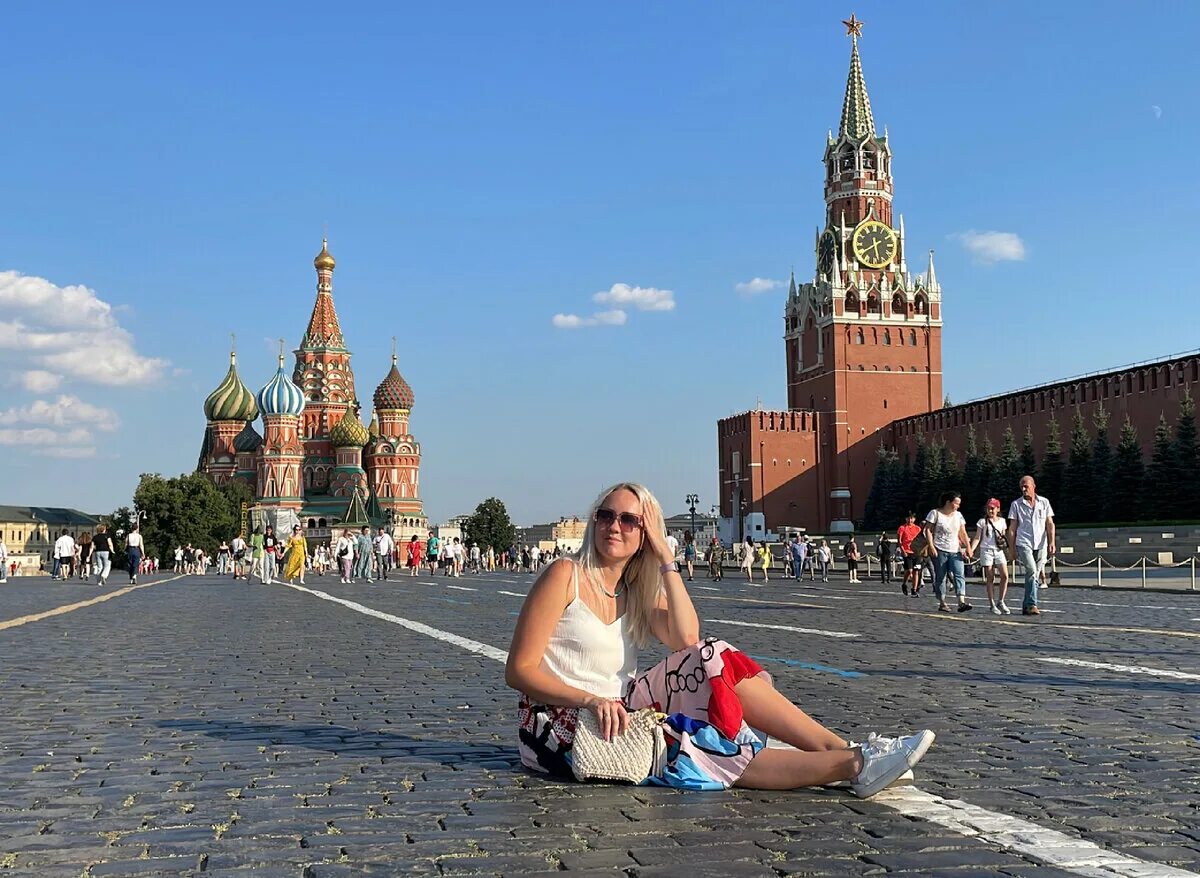 Москве где есть хорошие работа. Красная площадь. Москва за 3 дня. Туристы на красной площади. ГУМ карусели на красной площади.