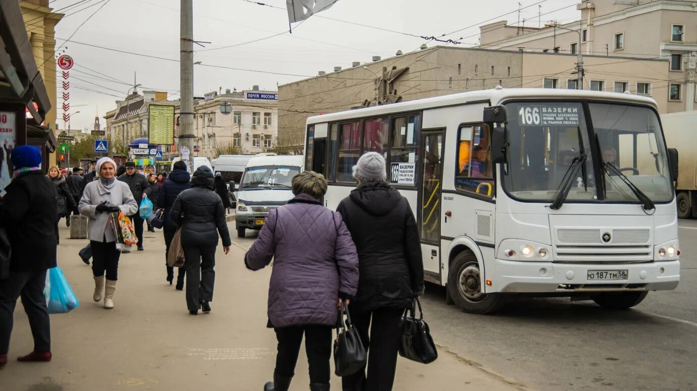 Китайский рынок автобусы. Посадка пассажиров. Рынок автобусов. Посадка пассажиров в автобус. Остановка Центральный рынок.