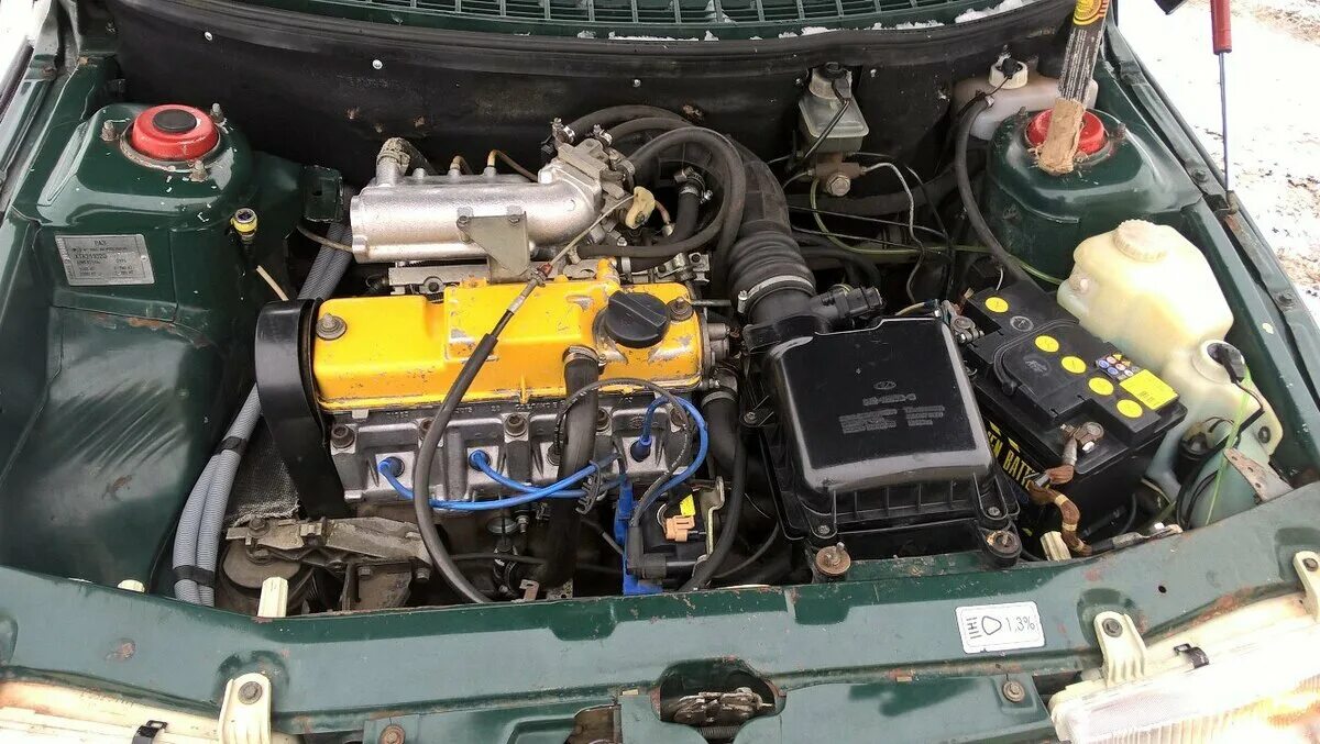 Подкапотка ваз 2110 8кл. Ваз 2110 1. Двигатель ваз 2110 и 2111. Ваз 2110 под капотом 16кл. Ваз 2110 под капотом 8.