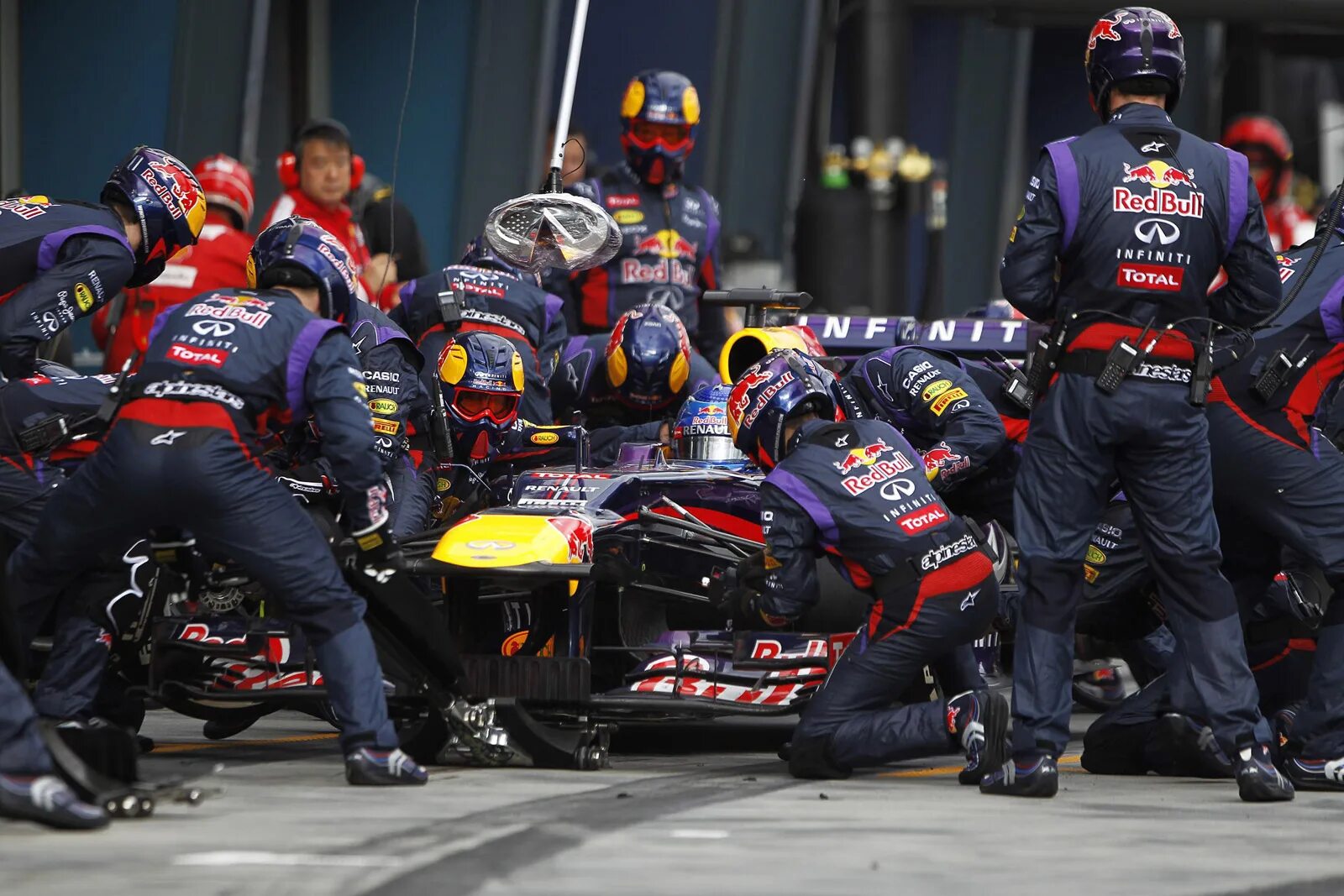 Что такое пит стоп. Ред булл (команда «формулы-1»). formula 1 red bull racing пит стоп. red bull racing team. бомбер red bull racing.