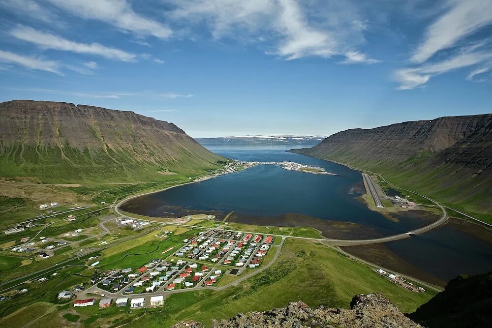 Island город. Isafjordur Исландия. Исландия город Исафьордюр. Рейкьявик фьорды. Полуостров Вестфирдир Исландии.