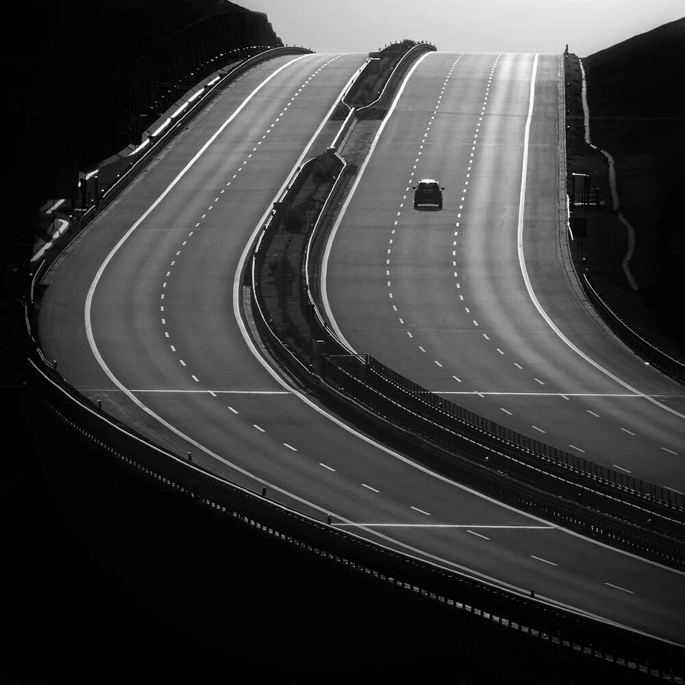 Дорога из черных камней. Дорога. Дорога черно белая. Машина на дороге. Автомобильные дороги.