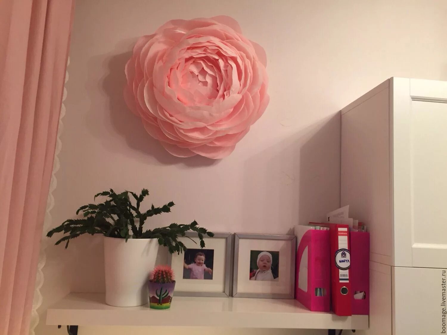 Цветы из гофрированной бумаги на стену. Бумажные цветы на стену. Цветы из гофрированной бумаги на стену для фотозоны. Фотозона на стене из бумажных цветов. Стена из гофрированных цветов.