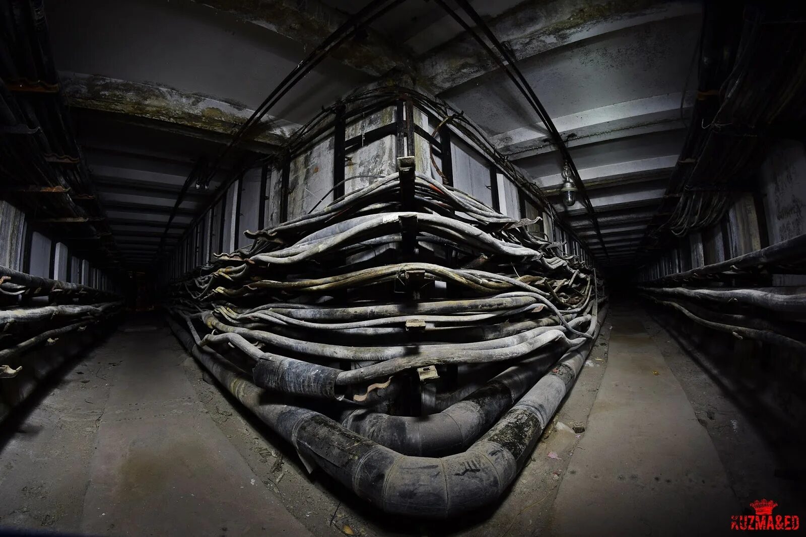 Кабельный коллектор. Кабельный коллектор. Тоннель гейт д6 метро 2. Кабельный коллектор жб. Подземный кабельный коллектор.