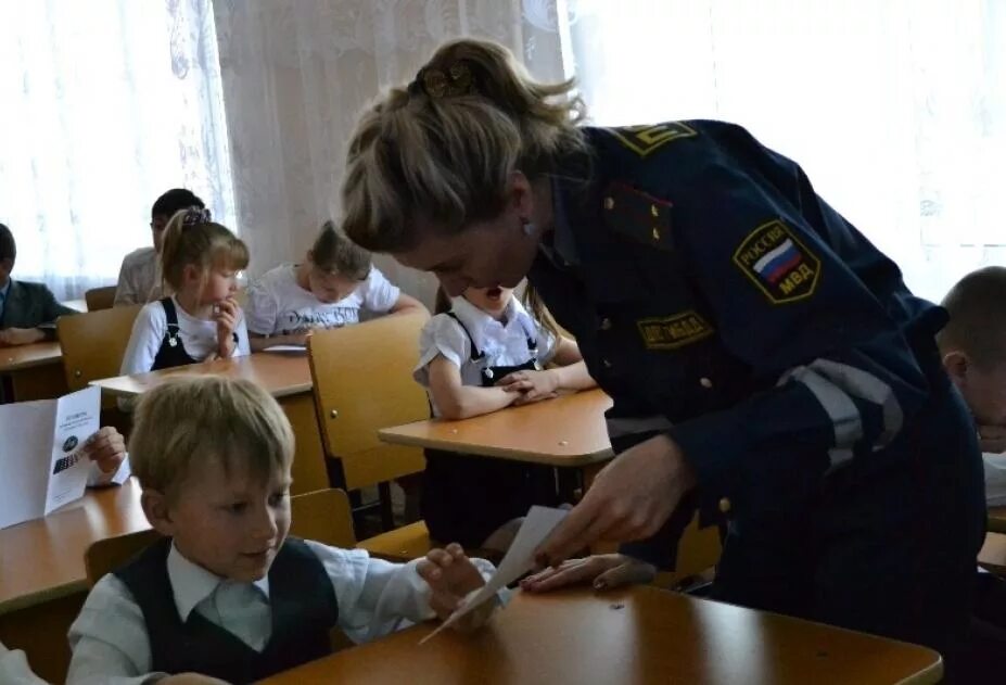 Пдн учиться. Инспектор по делам несовершеннолетних в школе. Полицейский в школе. Полиция урок в школе. Сотрудник полиции в школе.