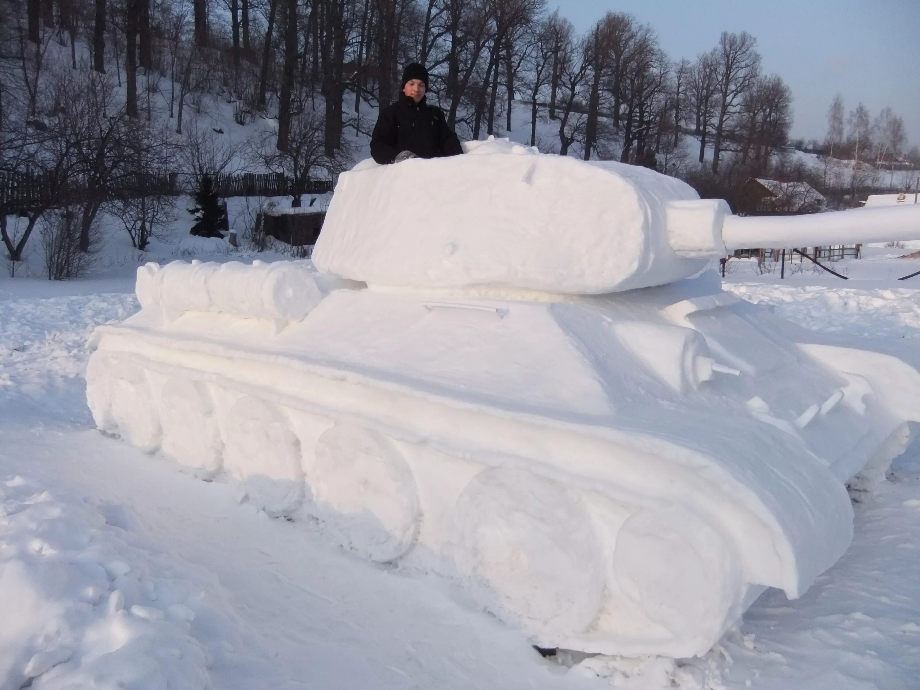 Т б снежная. Танк т-34 из снега. Танк т34 из снега Яуши. Танк 34 из снега. Т 34 85 из снега.