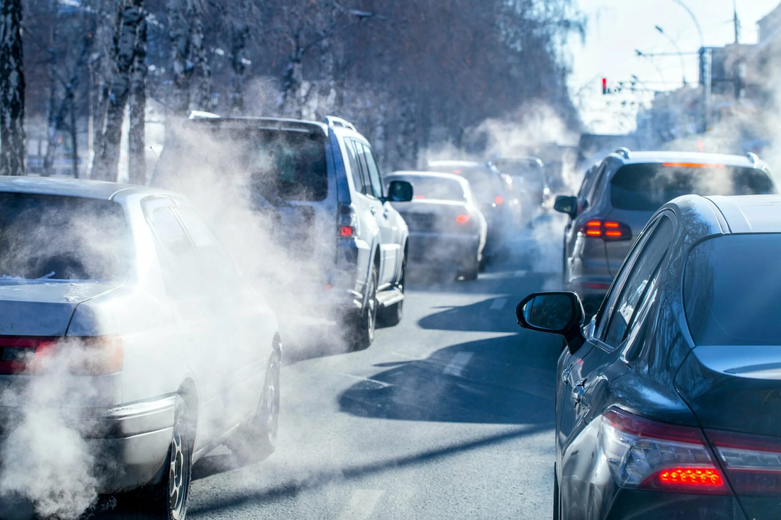 Выхлопные газы автомобилей воздух. Выхлопы автомобилей. Загрязнение воздуха. Загрязнение воздуха машинами. Машины загрязняют воздух.