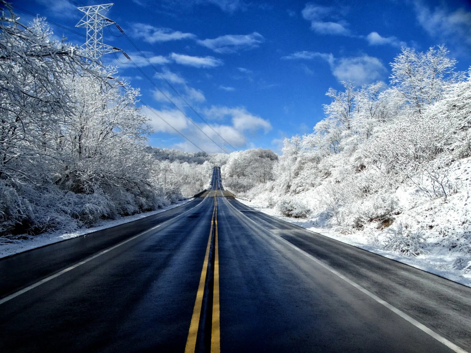 Сон дорога снег. Зимние дороги. Зима дорога. Заснеженная дорога. Красивые дороги.