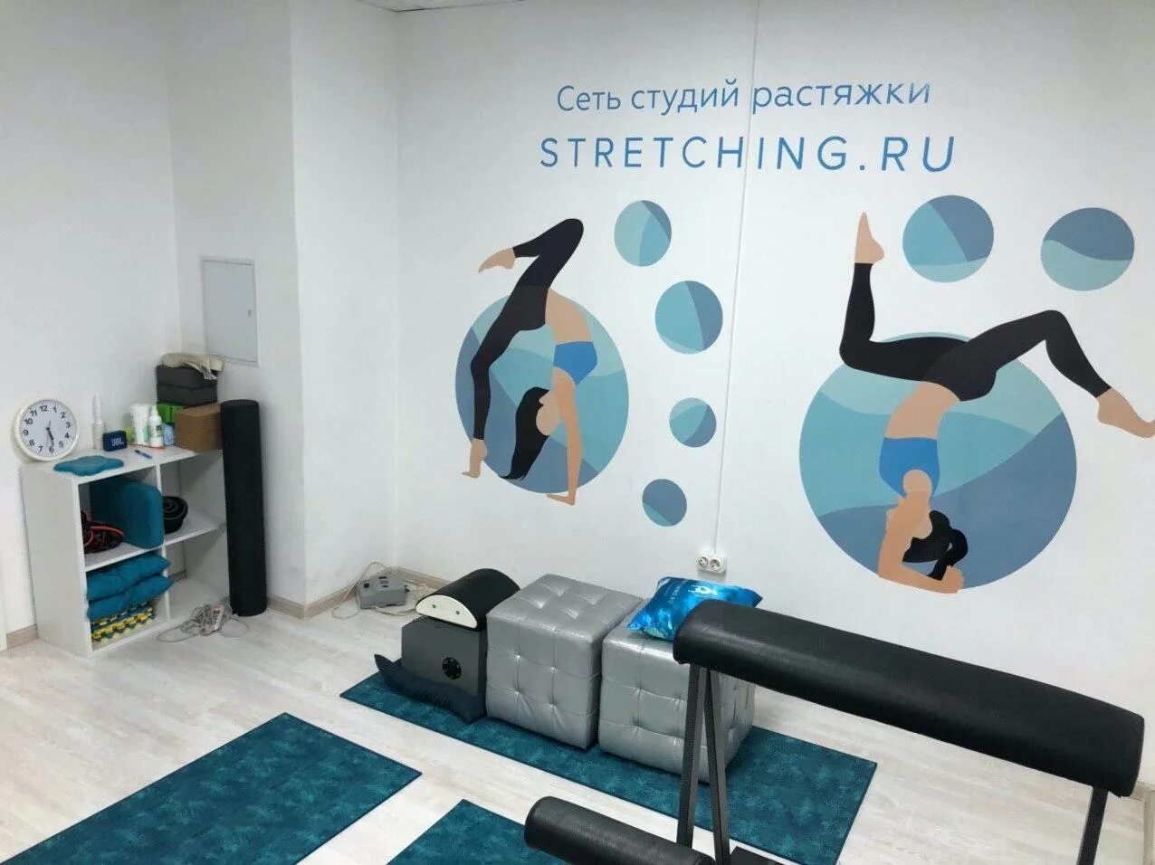 Stretching ru. Студия растяжки интерьер. Дизайн студии растяжки. Студия фитнеса и растяжки. Студия стретчинга Москва.