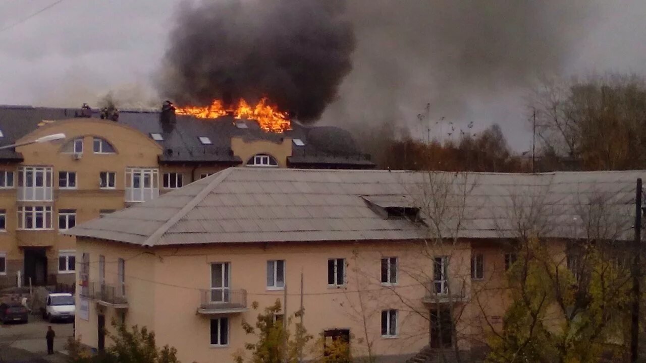 Горит новый дом. Пожарная 14 Нижний Тагил. Пожар в Нижнем Тагиле сейчас. Нижний Тагил улица пожарная 14. Пожар на Алтайском рынке Нижний Тагил.