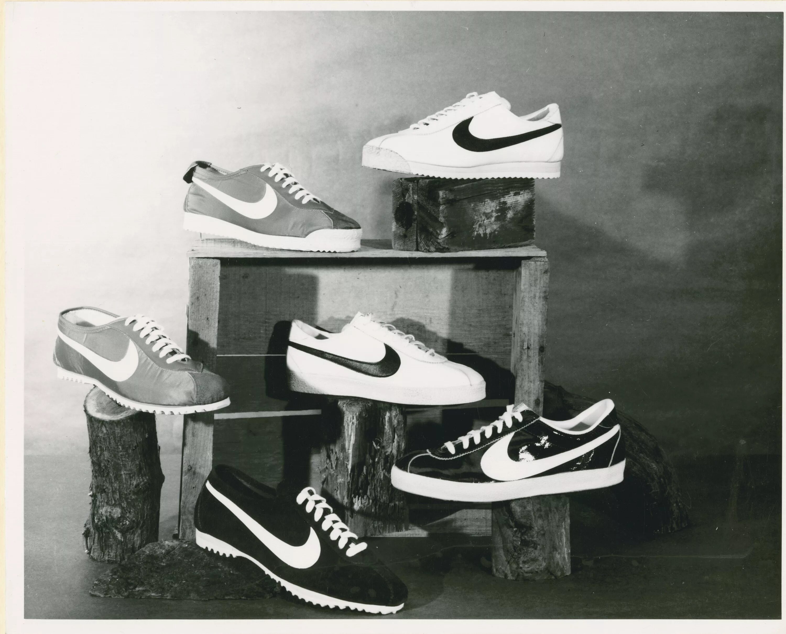 Nike Фил Найт кроссовок. Найк 1972. Первые кроссовки найк 1971. Кроссовки Тайгер Фил Найт. Создание найка