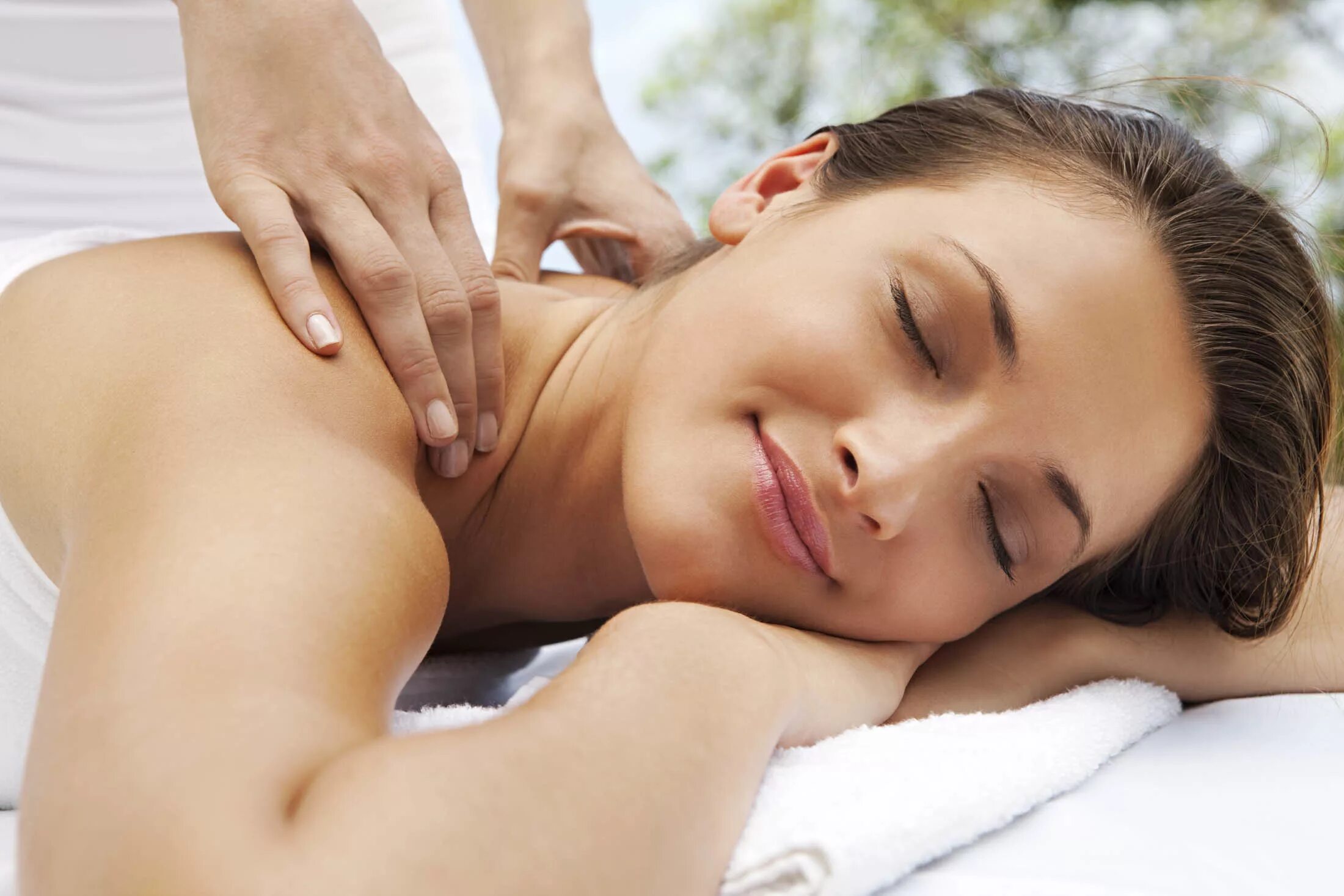 Www massaging com. Массаж картинки. Женский массаж. Счастливая женщина на массаже. Фото массаж женщине.