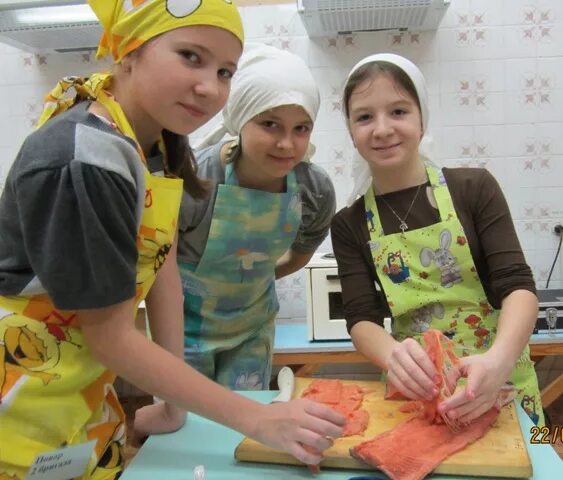 ученик повара. еда иллюстрация. урок кулинарии в школе. технология уроки кулинарии. кулинарные иллюстрации.