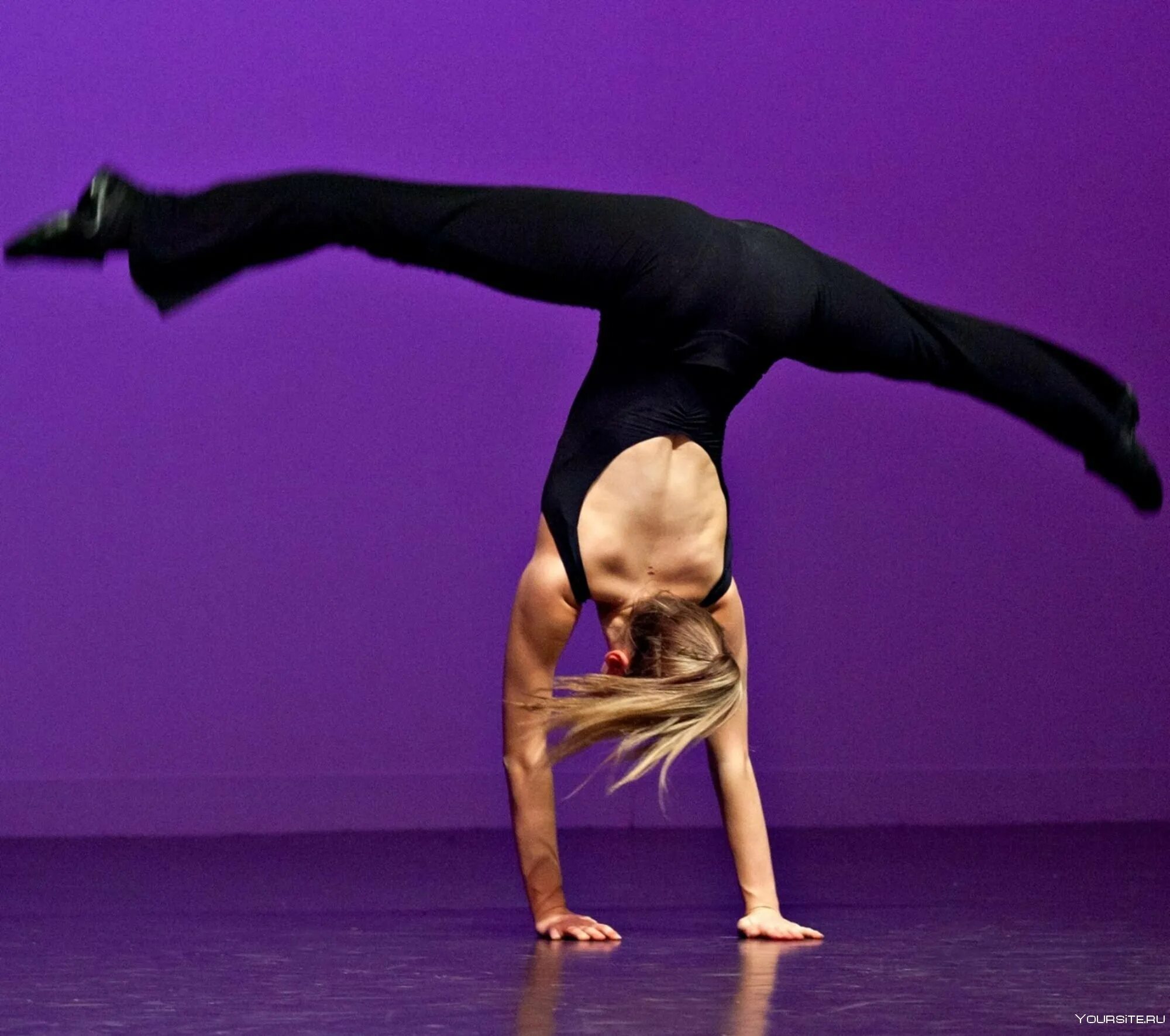 Прыжок в шпагате в художественной. Софи досси. Танцы гимнастика. Спортивные позы. Спортивная хореография.