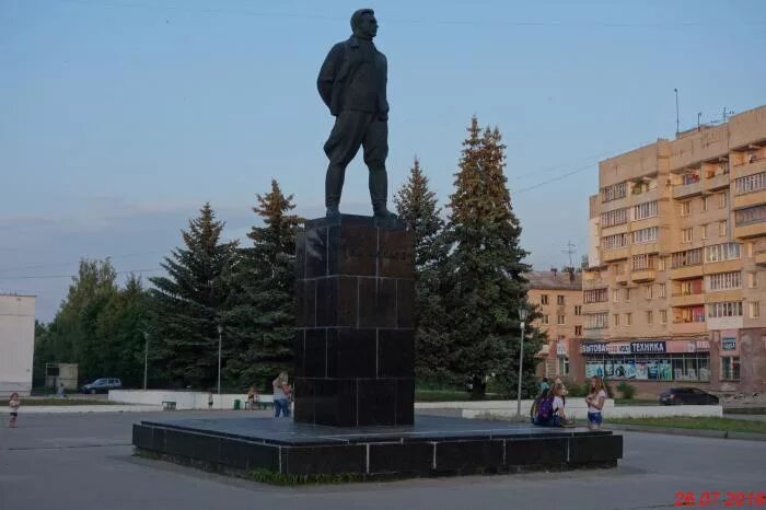 Памятник Чкалова в Чкаловске. Памятник Чкалову в Нижегородской области в городе Чкаловск. Памятник Валерию Чкалову в Чкаловске. Чкаловск площадь Чкалова. Чкаловский население