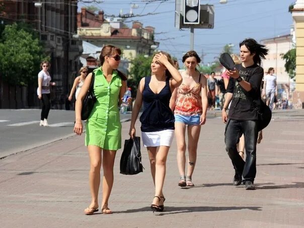 Ходит в прозрачном в городе