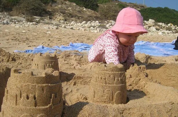 Make a sand castle. Домик из песка. Песочный замок. Замки из песка для детей. Замок из песка на пляже.