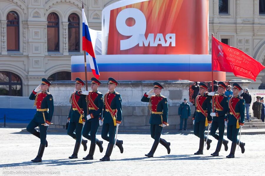 Знамя парада победы. Знаменная группа на параде Победы. Парад знамен. Знаменная группа. Знамя Победы на параде.