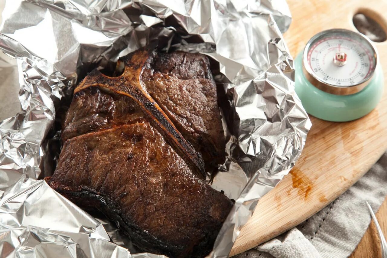 Стейк в фольге в духовке. Шашлык антрекот. Стейки свинины в фольге. Стейк в духовке. Бифштекс в духовке.