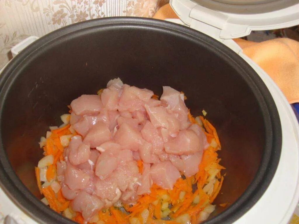 Куриные грудки в мультиварке редмонд. Тушение капусты в мультиварке. тушёная капуста с мясом в мультиварке. тушёная капуста с курицей в мультиварке. тушение курицы в мультиварке.