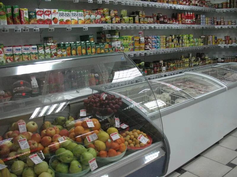 Торговля в магазине. Предприятия торговли. Выкладка товара в продуктовом магазине. Прилавок на рынке. Организация торговли в магазине