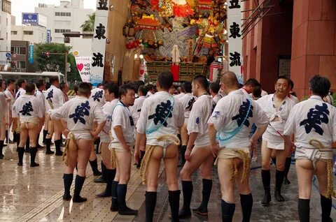 舁 き 台 を 飾 り 山 笠 の 下 に 据 え 付 け る  東 流.