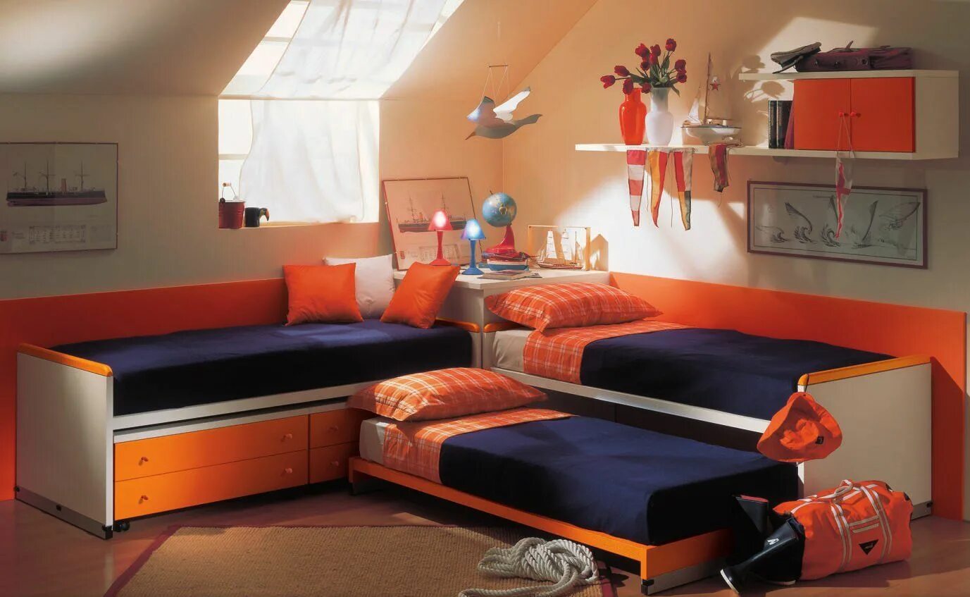 Спальня для четверых детей. Комната 3 кровати. Комната 3 кровати. Интерьер детской для 3 девочек. Кровать двухъярусная.