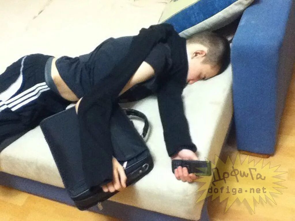 Парень бухает. Спящий человек. Подростки спят пьяные. Подростки спят пьяные. Парень бухает.