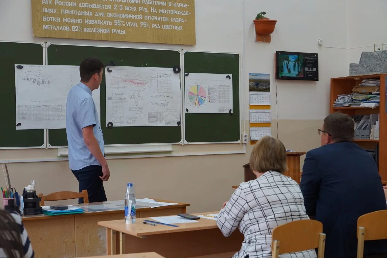 Покровский горный колледж. Горный техникум коркино. Группа кизеловского политехнического техникума. В горном техникуме. Горный техникум лисичанск.