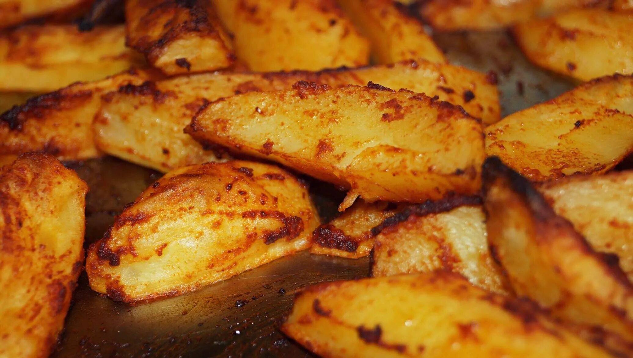 Жареная картошка с чесноком. Что приготовишь из картошки на плите. Картошка нарезной в духовке. Картошка. Что приготовишь из картошки на плите.