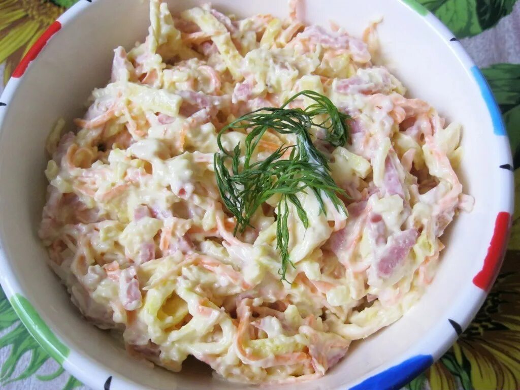 Салаты с колбасой быстро вкусно. Салат с колбасой. салат с яичными блинчиками и колбасой. салат с блинчиками и колбасой. салат колбаса сыр.