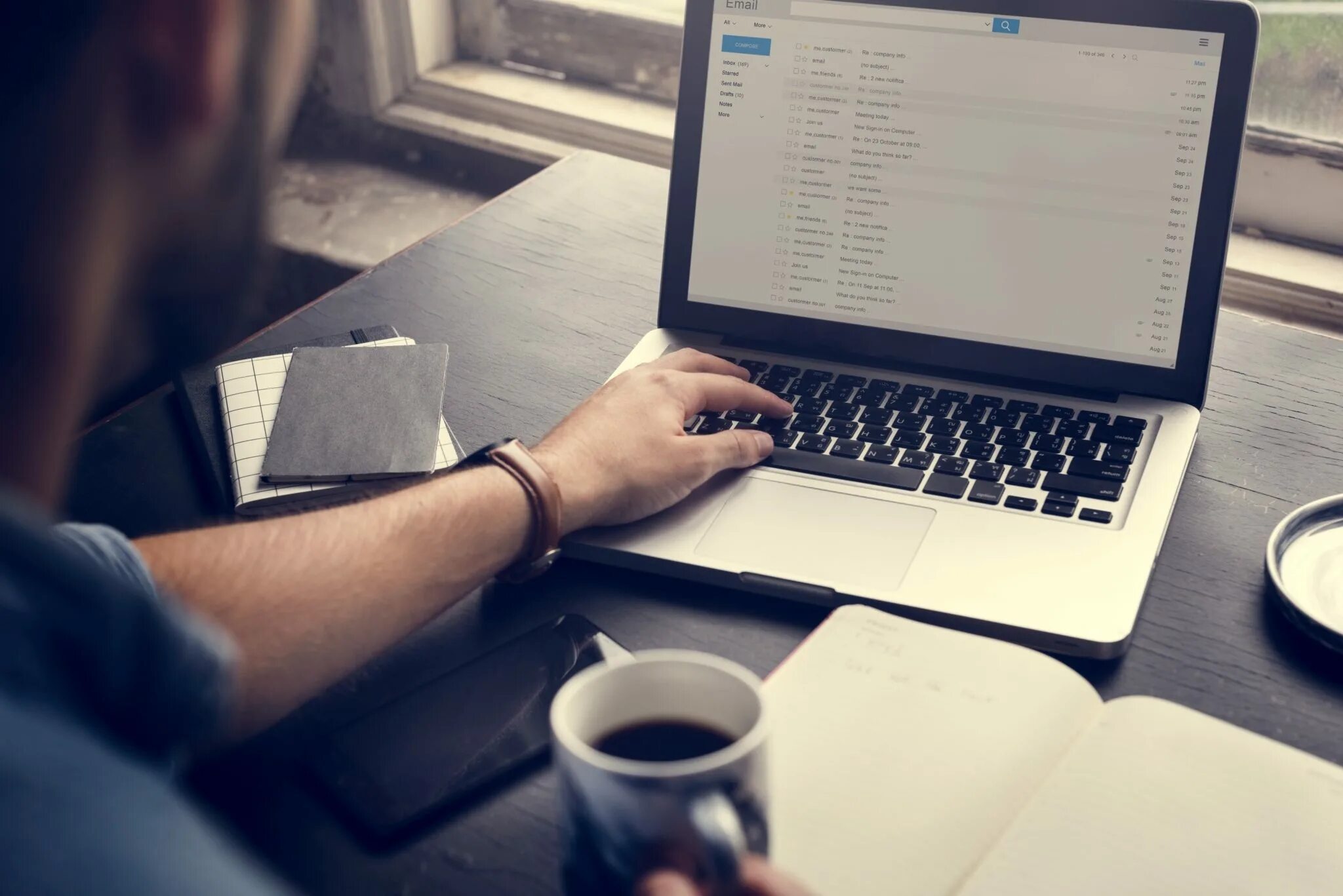 Email finding sites. Человек печатает на ноутбуке. почта на ноутбуке. электронная почта на компьютере. деловое email.