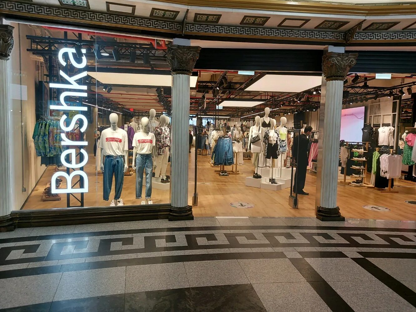 Bershka москва. Большой магазин бершка в Москве. Самый большой магазин бершка в Москве. Бершка магазины в Москве рядом. Бершка новое название Охотный ряд.