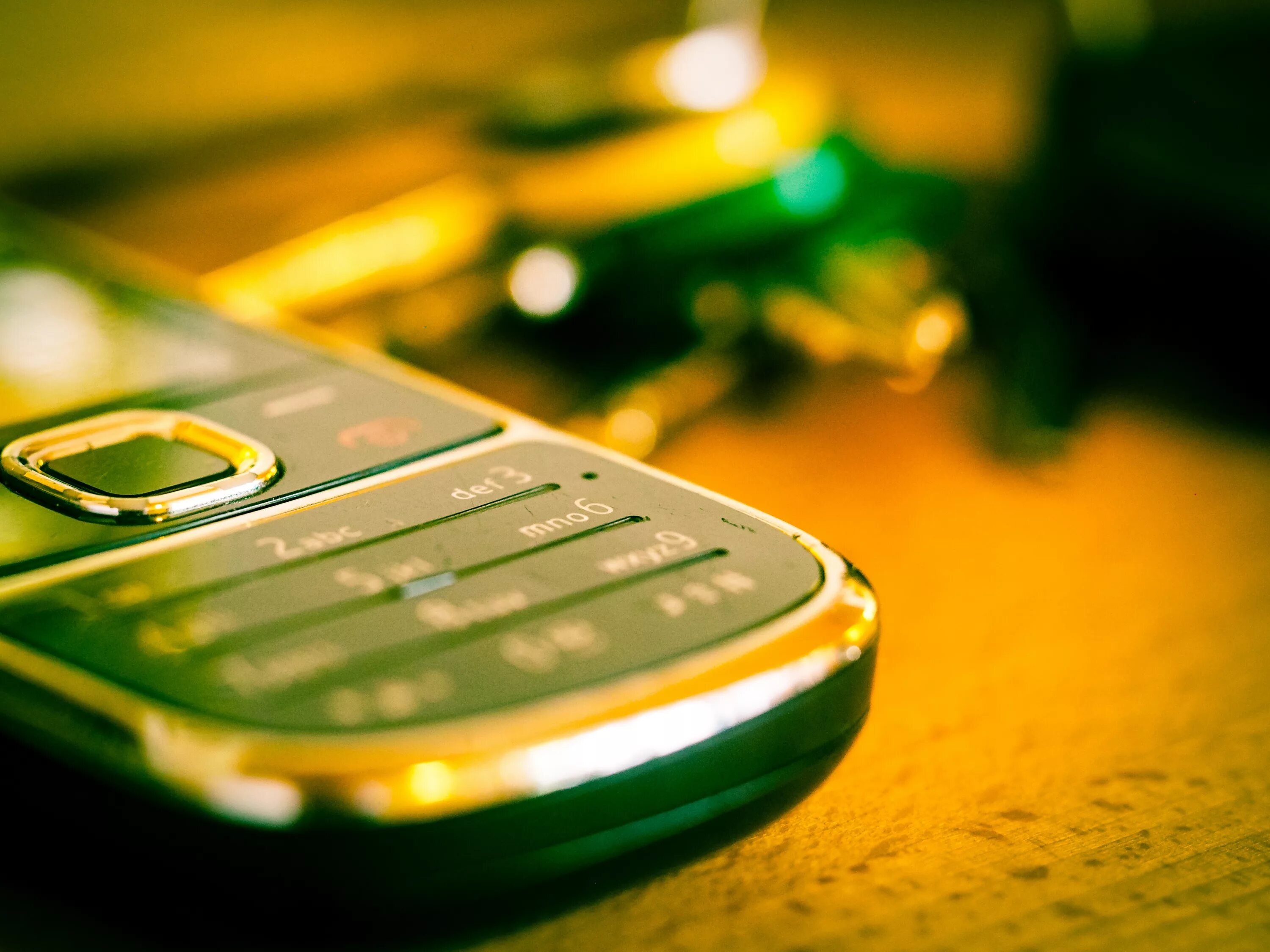 Кнопочный телефон. Зеленый телефон сотовый. Сотовый телефон картинка.